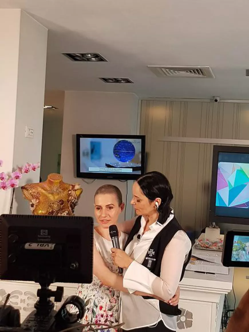 Foto EXCLUSIV/ Andreea Marin, în lacrimi! Și-a scos peruca, s-a demachiat și a început să plângă în public. ”Jos masca!”