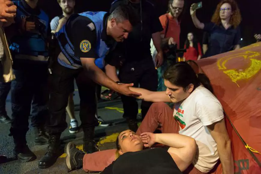Protest la Guvern, marți seară. O tânără şi-a instalat un cort, care a fost ridicat de Poliţia Locală