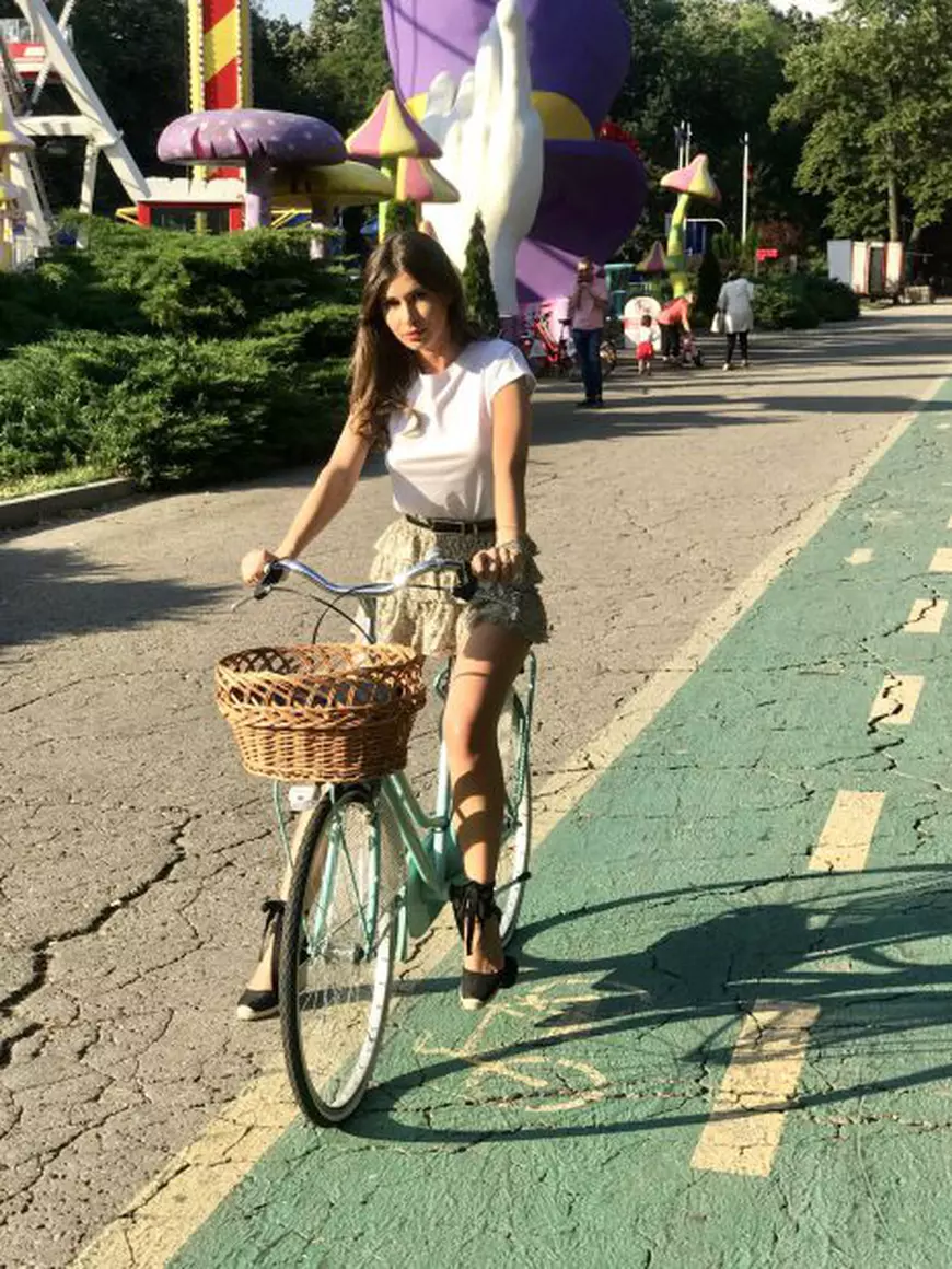 Prezentatoarea Cristina Mihaela Dorobanțu înlocuiește mașina cu bicicleta. Face și 30 km pe zi