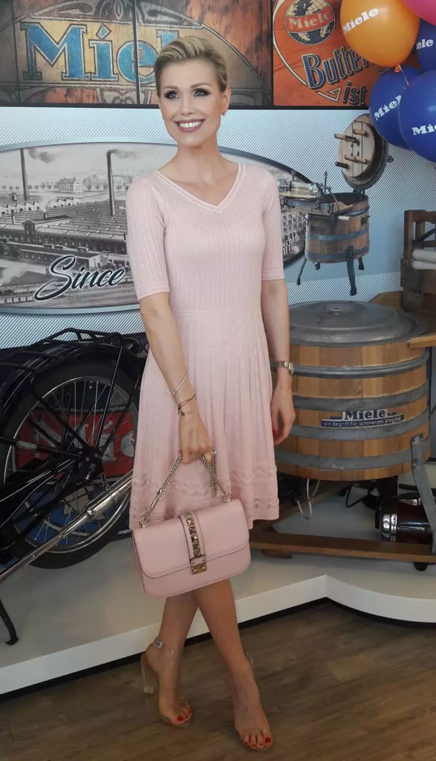 VIDEO/ Cum arată viața departe de showbiz. Cristina Rus: “Cânt acasă, cu fetița mea!”