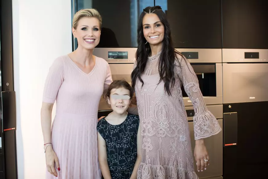 VIDEO/ Cum arată viața departe de showbiz. Cristina Rus: “Cânt acasă, cu fetița mea!”