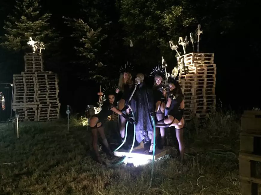 Expoziție controversată, cu penisuri, cruci și cranii la un festival din Timișoara/ FOTO