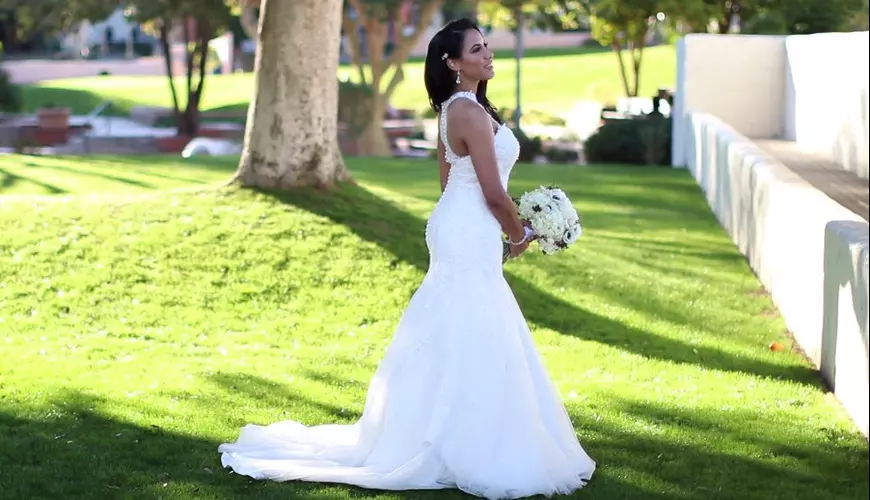 O tânără care seamănă perfect cu Meghan Markle spune că rochia ei de mireasă a fost mai frumoasă ca cea a Ducesei de Sussex