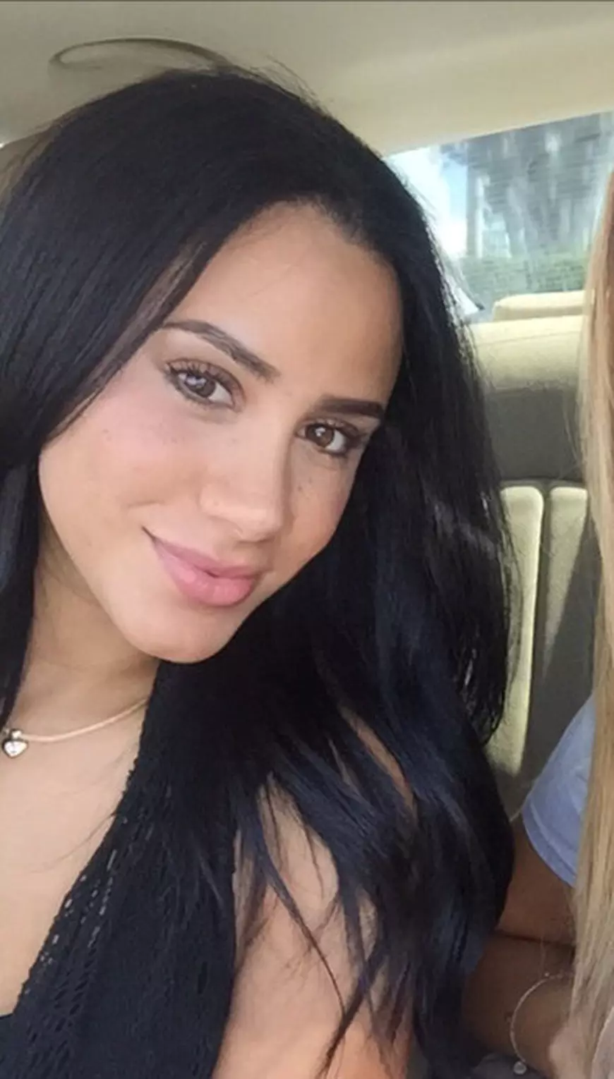 O tânără care seamănă perfect cu Meghan Markle spune că rochia ei de mireasă a fost mai frumoasă ca cea a Ducesei de Sussex