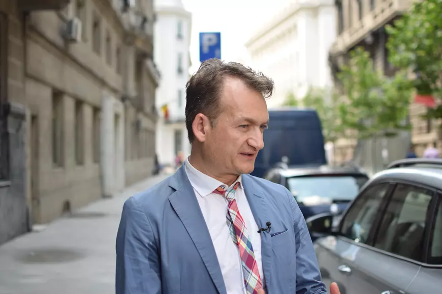 Interviu cu Adrian Coman, românul care se luptă pentru recunoașterea cuplurilor gay. A obținut o primă victorie la Curtea Europeană de Justiție