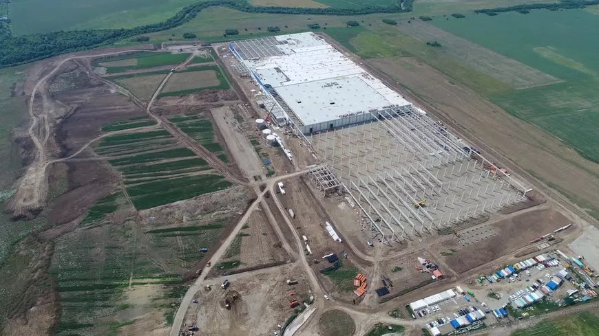 FOTO | Cum arată giganticul depozit pe care eMag îl construiește lângă București și în care oamenii vor lucra cot la cot cu roboții. ”Este un pic mai mare decât mi-am imaginat”