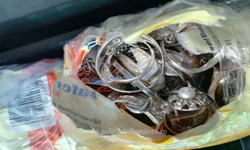 Aproape 5 kilograme de bijuterii au fost descoperite în bancheta unui microbuz de poliţiştii de frontieră de la Galați/ FOTO