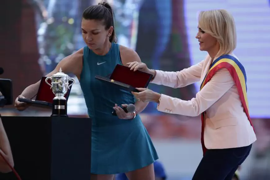 VIDEO/ Gabriela Firea, huiduită pe Arena Națională. Primarul Capitalei a părăsit în grabă stadionul. Fusese avertizat să nu ia cuvântul