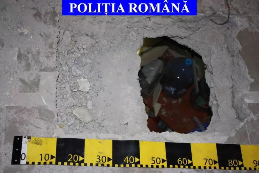 Un hoț care a spart tavanul unei bijuterii din Reșița și a furat aproape tot din seif a fost prins după cinci luni/ FOTO