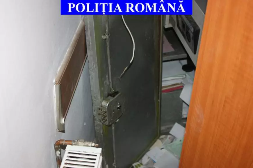 Un hoț care a spart tavanul unei bijuterii din Reșița și a furat aproape tot din seif a fost prins după cinci luni/ FOTO