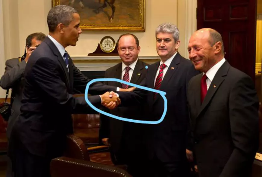 Gabriel Oprea, photoshop pe pagina de Facebook; A modificat o poză în care Obama dădea mâna cu Băsescu, pentru a părea că președintele SUA îl salută pe el