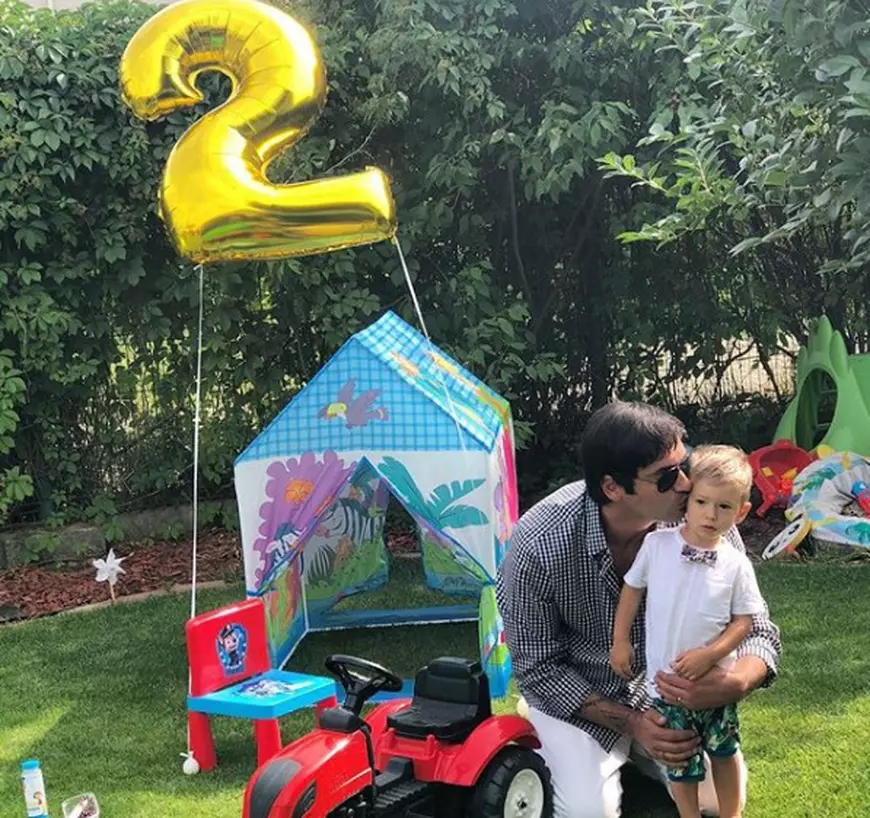 Ce face băiețelul lui Radu Vâlcan după ce a aflat că va avea un frățior. Prezentatorul TV a dat din casă