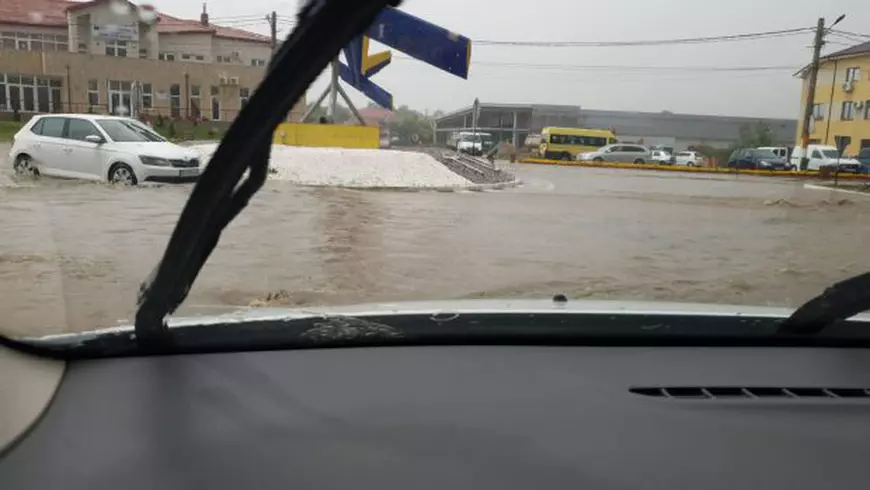 Rupere de nori pe litoral între Costinești și Tuzla. Subsolul unui hotel din stațiunea de tineret a fost inundat/ FOTO