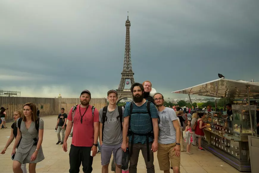 Un tânăr cu atrofie musculară este purtat în spate de prietenii lui prin toată lumea