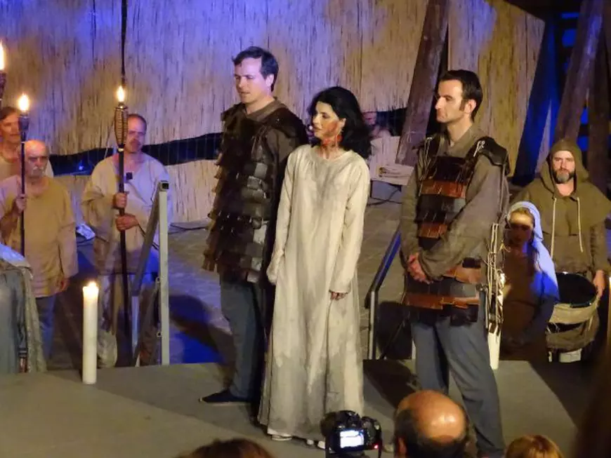 Uite-o pe Lavinia Șandru pe scenă, în rolul Doamnei Clara