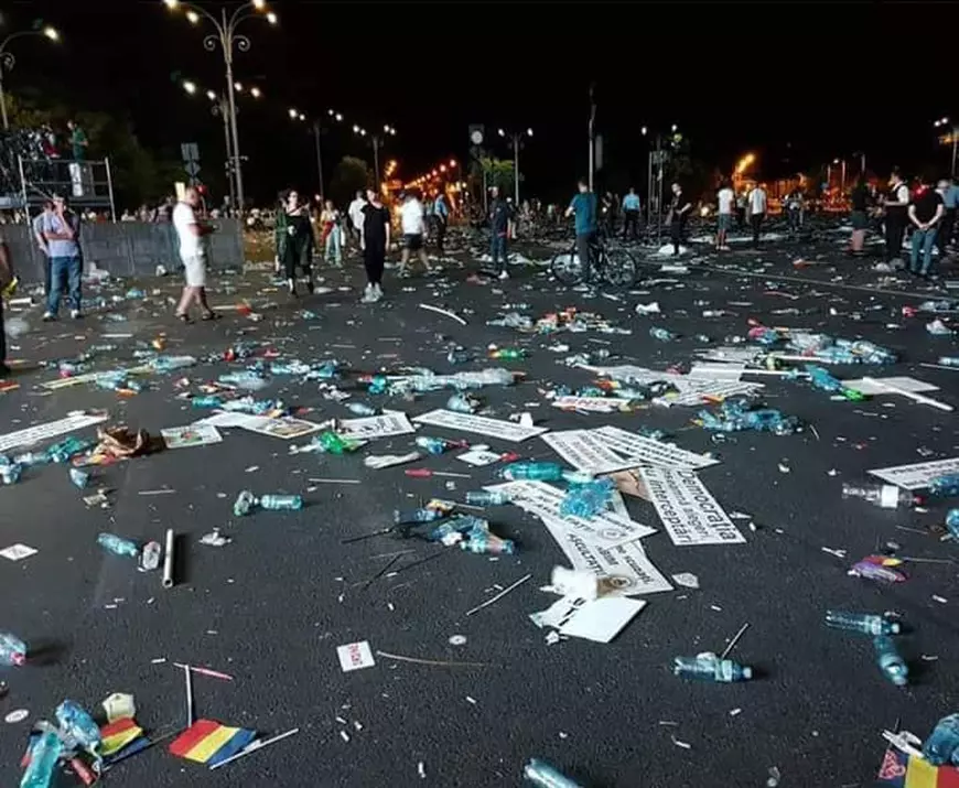 Actrița Natalie Ester, în lacrimi după mitingul PSD. A plâns și a adunat gunoaie | VIDEO