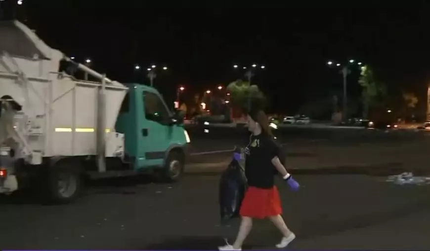 VIDEO/Final de miting. Protestatarii de la #rezist l-au înconjurat pe Dragnea și i-au certat pe pesediști că nu și-au strâns gunoaiele din piață