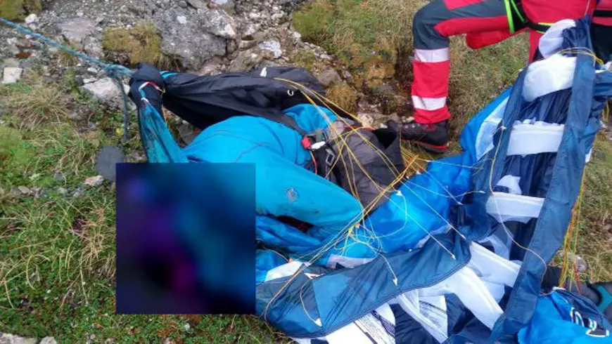 Turistul american căzut cu parapanta în Munții Bucegi este decedat. Deocamdată, nu poate fi ridicat cu troliul în condiții de siguranță din cauza vremii/ FOTO