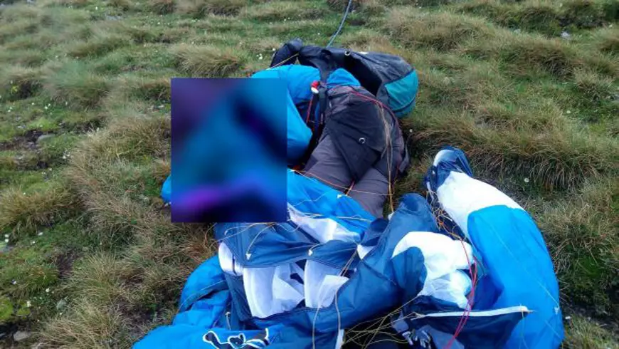 Turistul american căzut cu parapanta în Munții Bucegi este decedat. Deocamdată, nu poate fi ridicat cu troliul în condiții de siguranță din cauza vremii/ FOTO