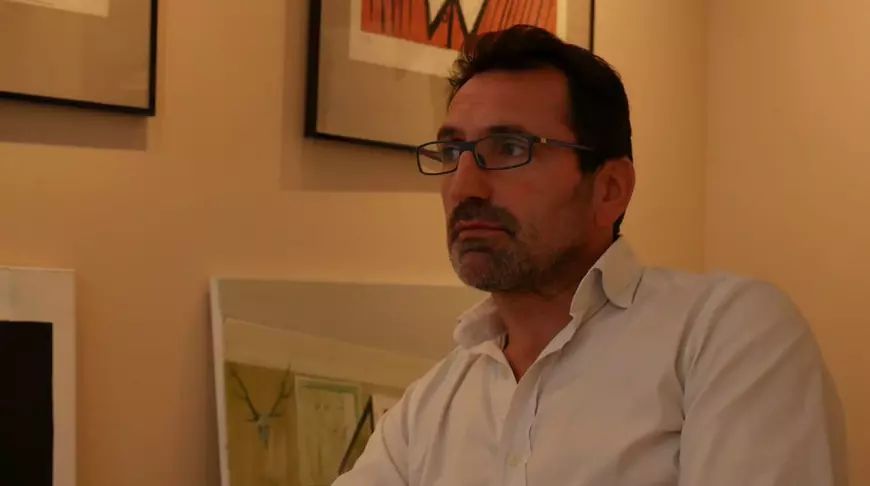 Paul Amarica, românul cu galerie de artă lângă Champs Elysees. Paul Amarica în galeria sa din Paris