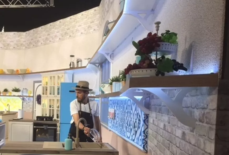 Începe "Cine-i Chefu'?". Imagini cu Chef Foa de pe platourile de filmare ale emisiunii