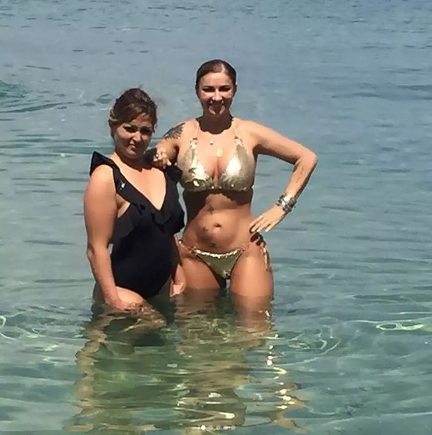 Anamaria Prodan, criticată după ce s-a afișat în costum de baie la plajă. "Doliul a apus în fața banilor și a răsfățului"