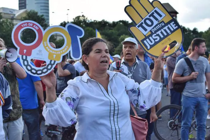 Femeie îmbrăcată în ie, la protestul din Piața Victoriei