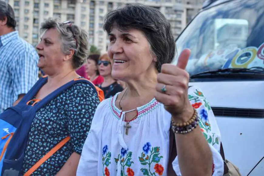 Femeie îmbrăcată în ie, la protestul din Piața Victoriei