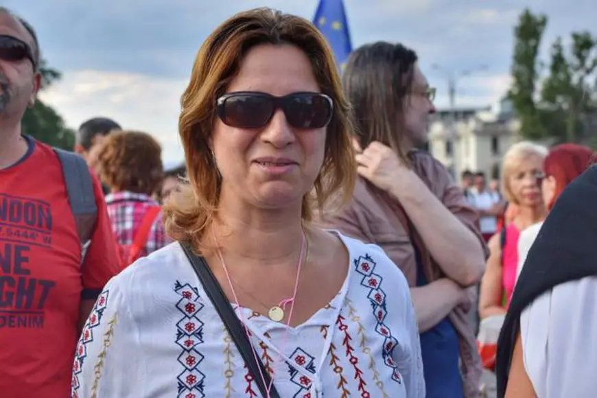 Femeie îmbrăcată în ie, la protestul din Piața Victoriei