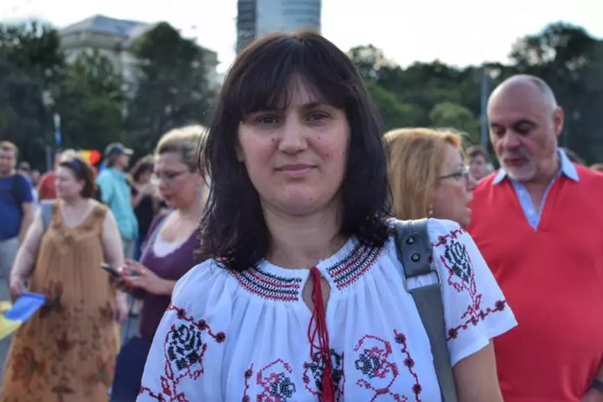 Femeie îmbrăcată în ie, la protestul din Piața Victoriei