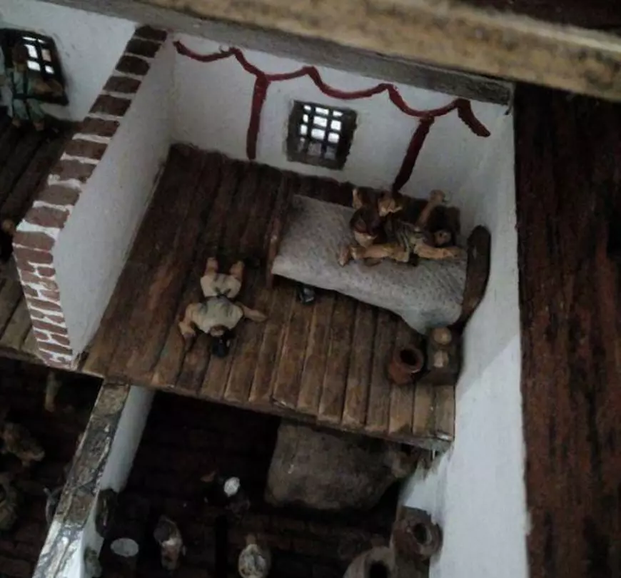 UPDATE/ O machetă dintr-un muzeu din Buzău, ce pare a reprezenta o partidă de sex, provoacă stupoare printre părinți, de Ziua Copilului. Ce spune directorul (FOTO)