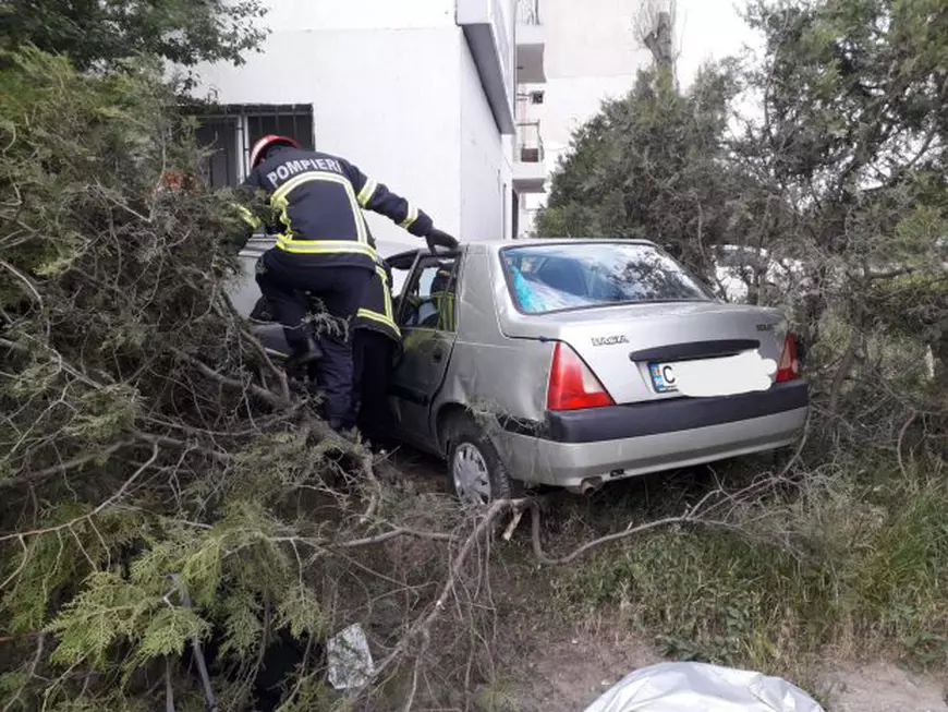 Un bărbat care s-a urcat beat la volan a intrat cu mașina într-un bloc din Constanța/ FOTO