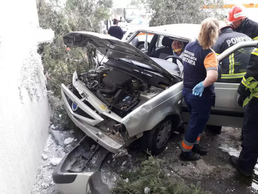 Un bărbat care s-a urcat beat la volan a intrat cu mașina într-un bloc din Constanța/ FOTO