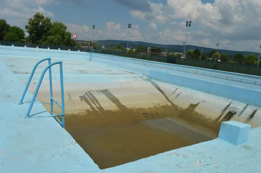 Ștrandul din Vaslui, închis pentru al patrulea an consecutiv. Primăria nu găsește salvamar