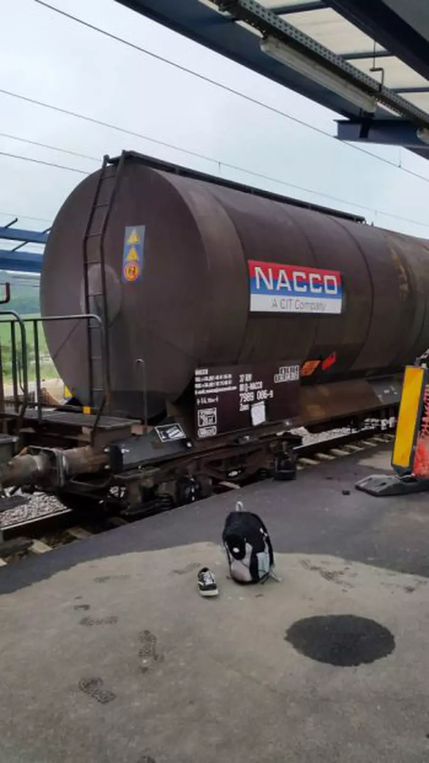 Tânăr electrocutat în Gara din Dumbrăveni. Rucsacul și încălțămintea tânărului care s-a electrocutat au fost găsite de polițiști