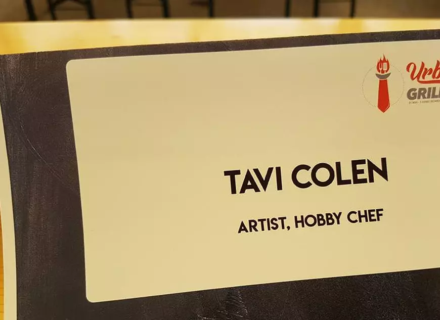 EXCLUSIV/ Tavi Colen a intrat în liga ”juraților” din showbiz. Voinicul solist a jurizat un concurs de...mici