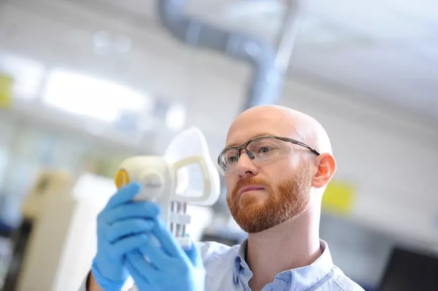 Un inginer britanic a inventat aparatul care depistează cancerul prin respirație după ce soția sa a murit în mod tragic