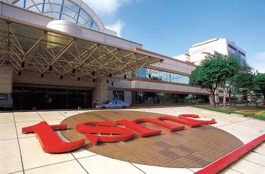 TSMC va investi 12 miliarde de dolari pentru construirea unei fabrici de cipuri în Arizona. Logo-ul TSMC la un sediu al companiei