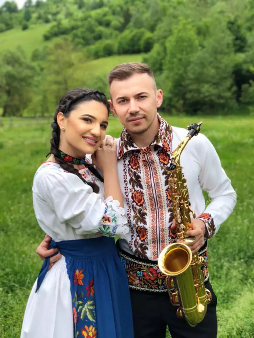 Povestea de iubire a artiștilor de muzică populară Andrada Bârsăuan și Lazăr. Cei doi vor face două nunți