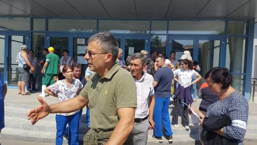 Angajații Delfinariului din Constanța au protestat în curtea instituției exasperați de salariile mici. Directorul este de partea lor/ FOTO