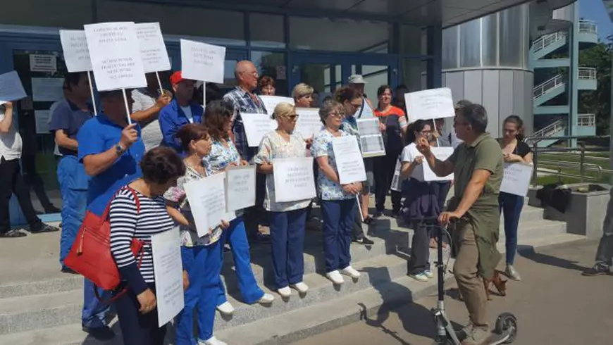 Angajații Delfinariului din Constanța au protestat în curtea instituției exasperați de salariile mici. Directorul este de partea lor/ FOTO