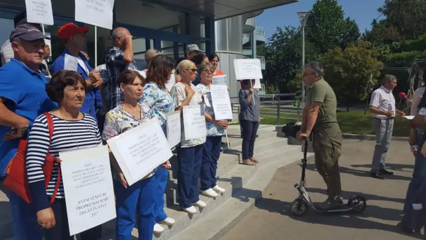 Angajații Delfinariului din Constanța au protestat în curtea instituției exasperați de salariile mici. Directorul este de partea lor/ FOTO