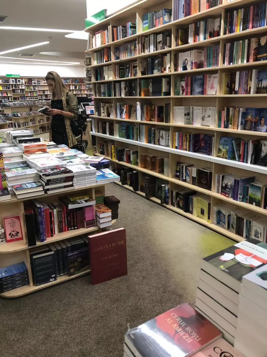 Alina Eremia citește cărți din literatura internațională