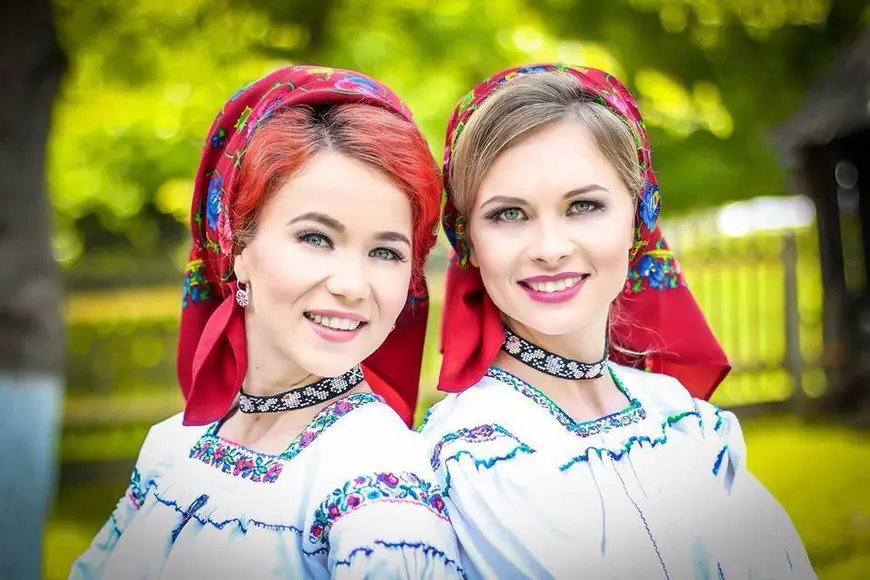 Promovare agresivă! Gemenele din folclorul maramureșean s-au pictat pe bagaje