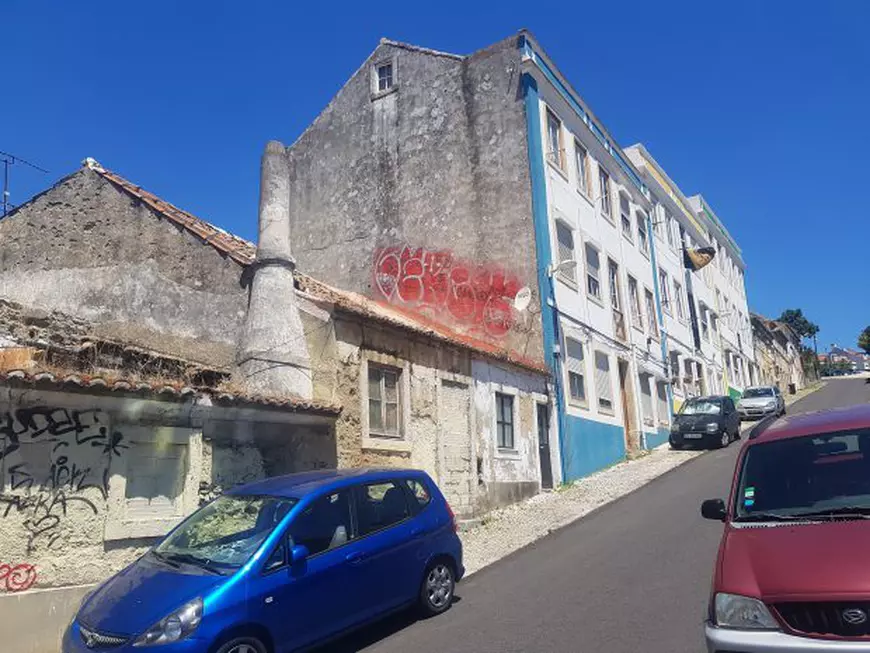 Şi în Lisabona sunt case lăsate în paragină, abandonate, care ştirbesc din frumuseţea oraşului