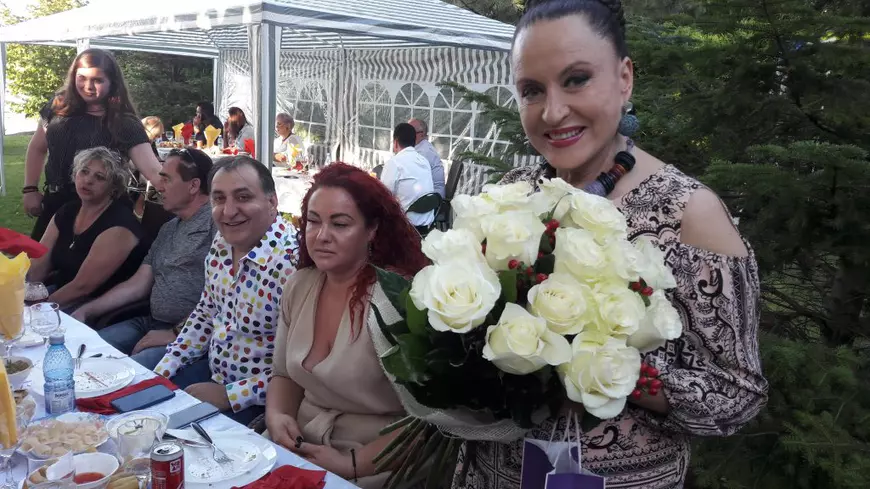 EXCLUSIV/ Maria Dragomiroiu și-a sărbătorit ziua de naștere desculță, în propria grădină / VIDEO