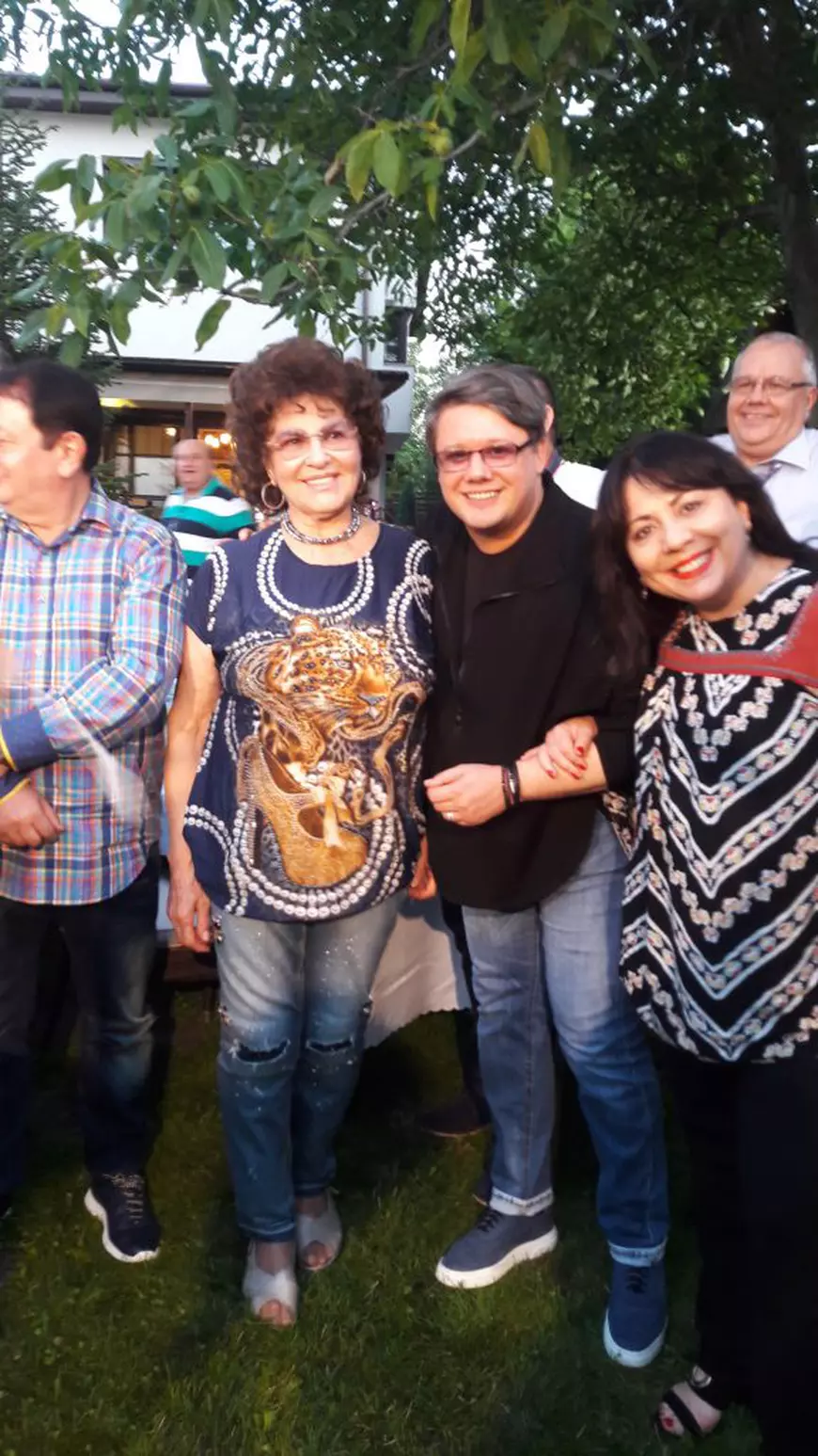 EXCLUSIV/ Irina Loghin se îmbracă, la 79 de ani, ca o adolescentă! Poartă blugi rupți și tricouri