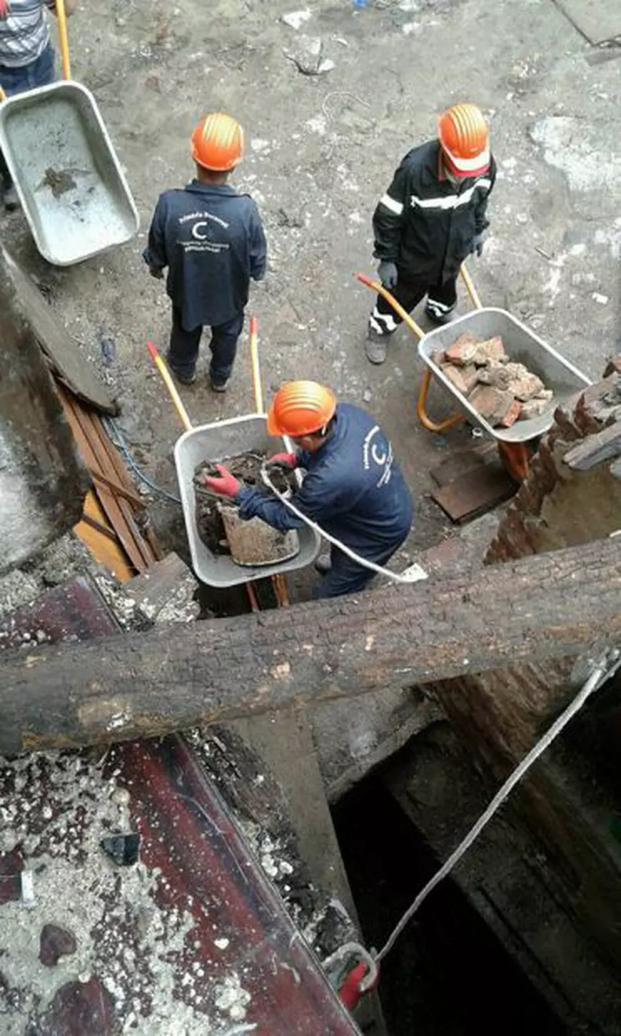 Trei muncitori fotografiaţi în timp ce lucrau la consolidarea unui imobil cu risc seismic, poza fiind postată pe pagina de Facebook a Primăriei Capitalei