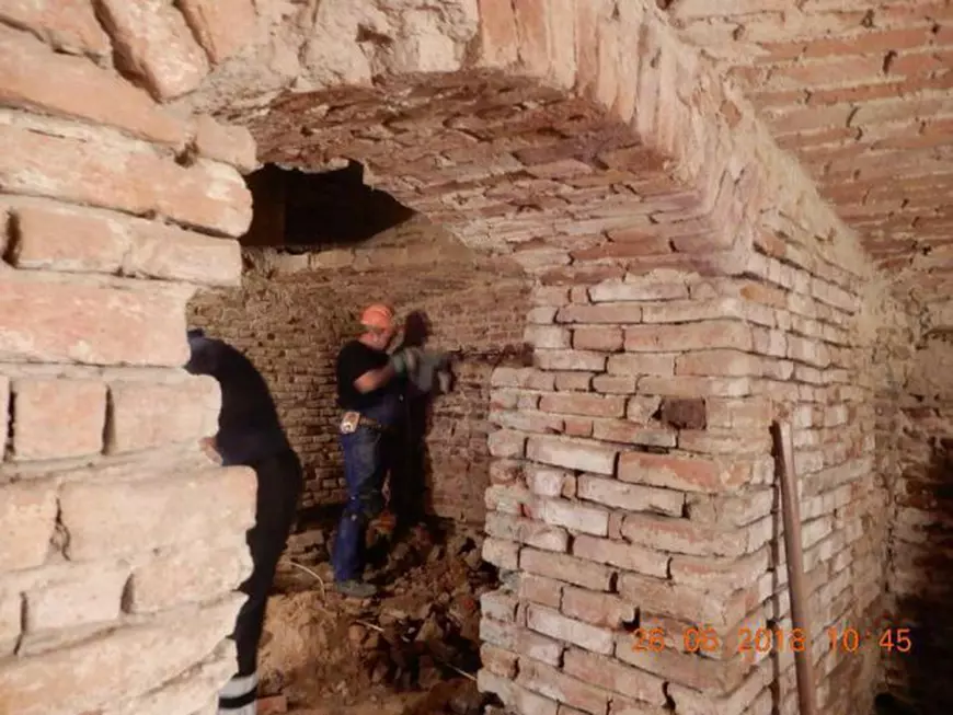 Fotografie postată pe pagina de Facebook a Primăriei Capitalei, în care un muncitor găureşte un zid din subsolul unei clădiri istorice