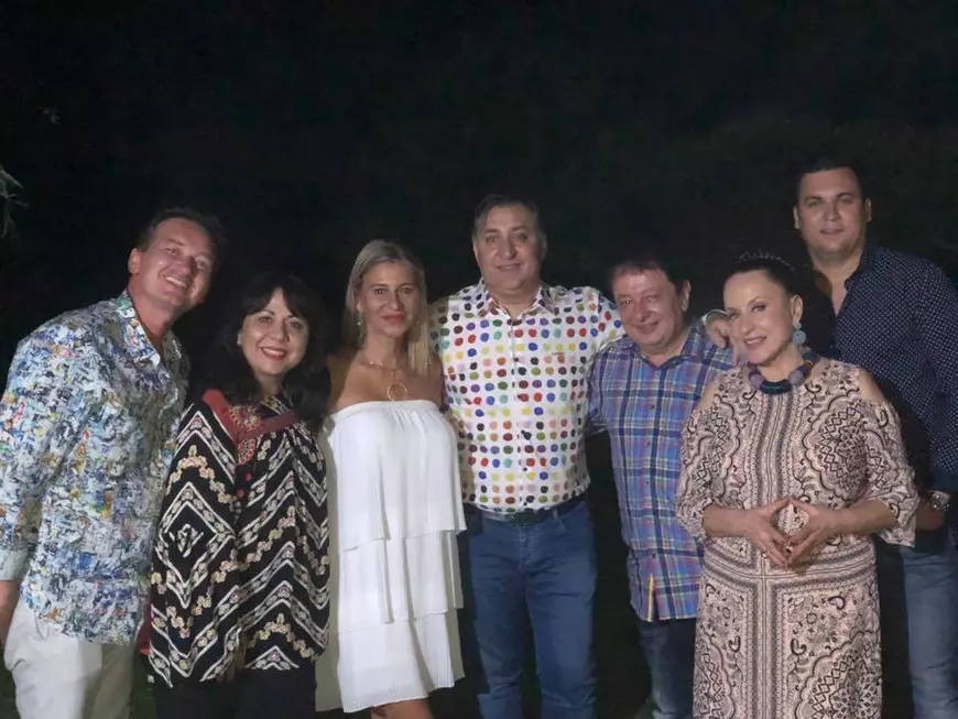 EXCLUSIV/ Maria Dragomiroiu și-a sărbătorit ziua de naștere desculță, în propria grădină / VIDEO
